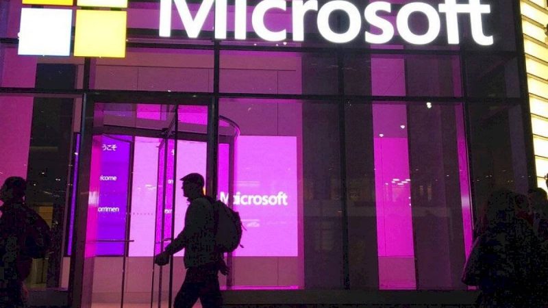 Report the decline of Microsoft services worldwide