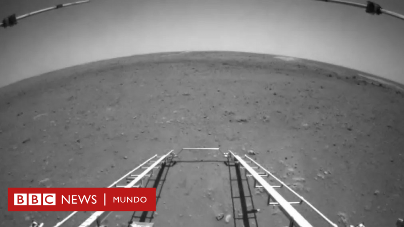 The first images taken by the robot Jurang from China landing on Mars