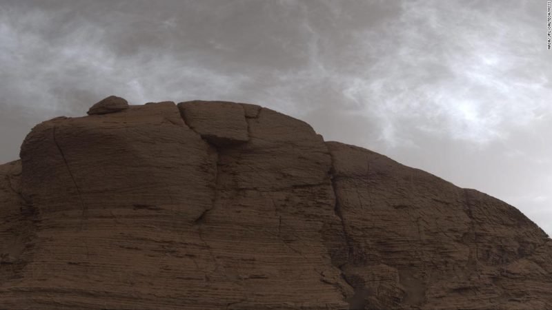 The Curiosity rover sees colorful contrasting clouds on Mars