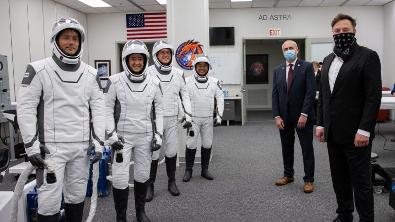 Elon Musk provides NASA assistance to SpaceX to create space costumes for future lunar missions