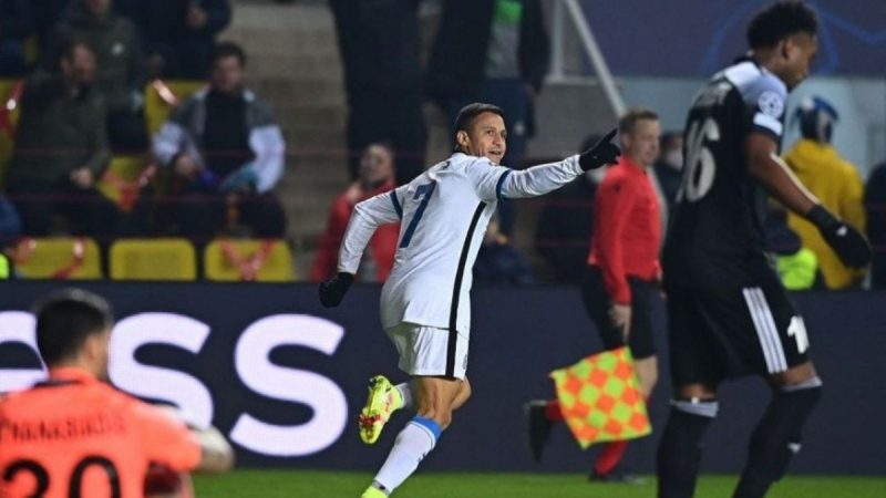 Alexis Sanchez shows his position to Simone Inzaki in Inter Milan’s victory in the Champions League